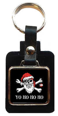 Schlüsselanhänger Pirat YO HO HO Weihnachten schwarz Leder quadratisch in Samt-Geschenktüte