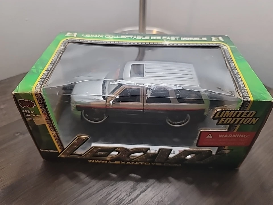 LEXANI TOYS Malibu 1:32 Scale 2004 GMC Denali Die Cast Model - Image 3 of 4