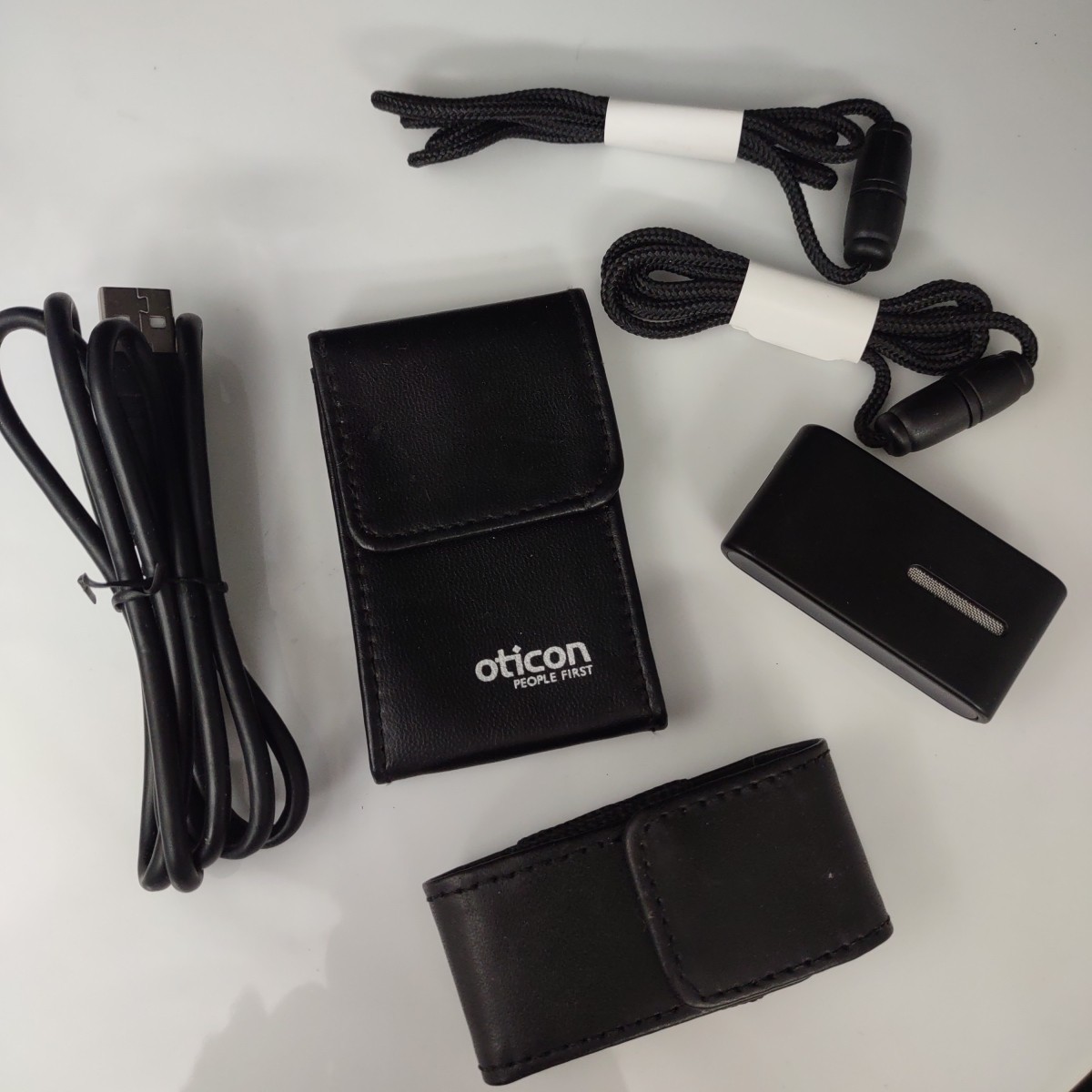 Oticon ConnectClip Bluetooth Streamer & Microphone Unused + Lanyards Cases Cord