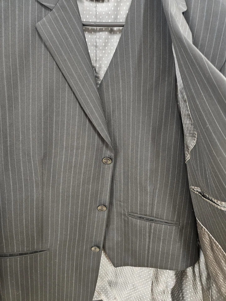 J Ferrar Mens Black Pinstripe Suit Jacket And Matching Suit Vest Size 44R - Image 3 of 4