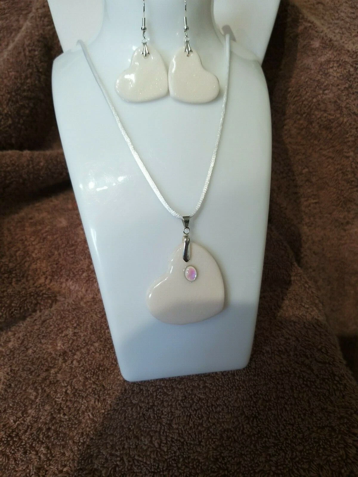 OFF WHITE Questo delizioso ciondolo e orecchini a forma di cuore bianco set off in argilla polimerica