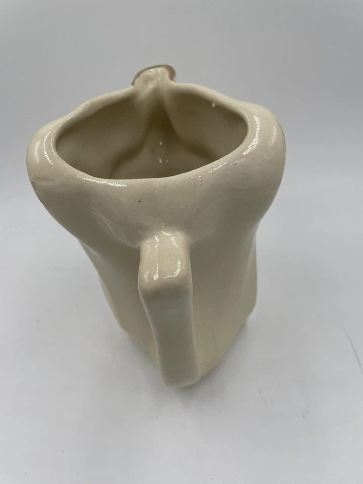 Jarra crema cerámica vintage Walt Disney DUMBO con adornos dorados, mediados de siglo, 6" Foto 4 de 4