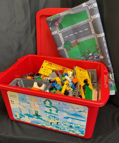 Kiste mit Legosteinen. 2,4 Kg Lego. Mit einer Lego Spielmatte.