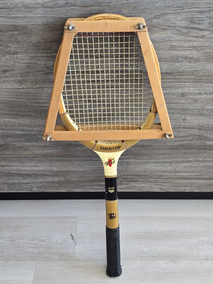 Raqueta de tenis vintage de madera 1970 copa dorada con jaula W357 Foto 2 de 4