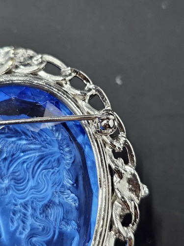 VTG Whiting & Davis Blue Molded Glass Cameo Brooch, 2.25"x1.75" - Picture 12 of 13