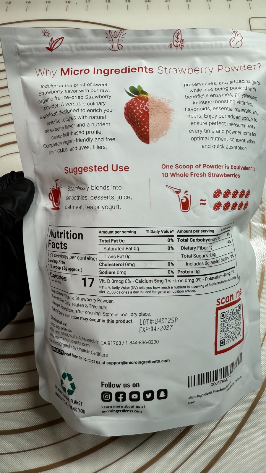 White chocolate mixed Strawberry powder & Raspberry Kiwi Cashews  inside 2*35g.