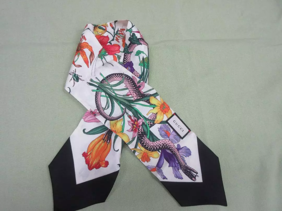 Foulard GUCCI en soie à fleurs 35,4 x 35,4 pouces multicolore excellent état