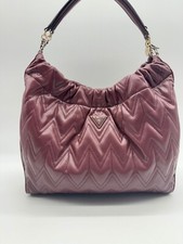 GUESS Eda borsa a tracolla grande hobo trapuntata zig zag in Borgogna/Vino (Usato)