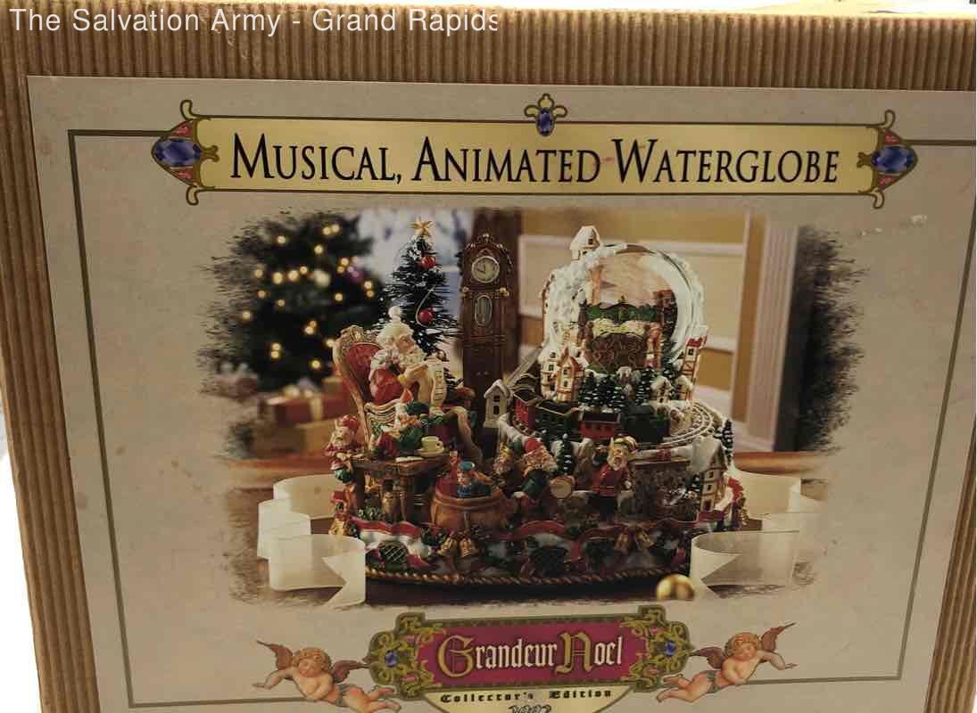 Grandeur Noel Musical Animated Collectors Edition Santa's Workshop Waterglobe