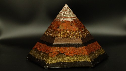 Hexagonale Orgonit Pyramide mit Jaspis Blattsilber und recycelten Metallen  - Bild 1 von 6
