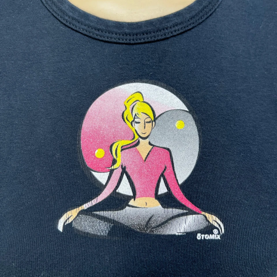 Camiseta feminina Y2K Otomix meditação gráfica bebê OS cropped preta ioga manga curta - Imagem 2 de 4