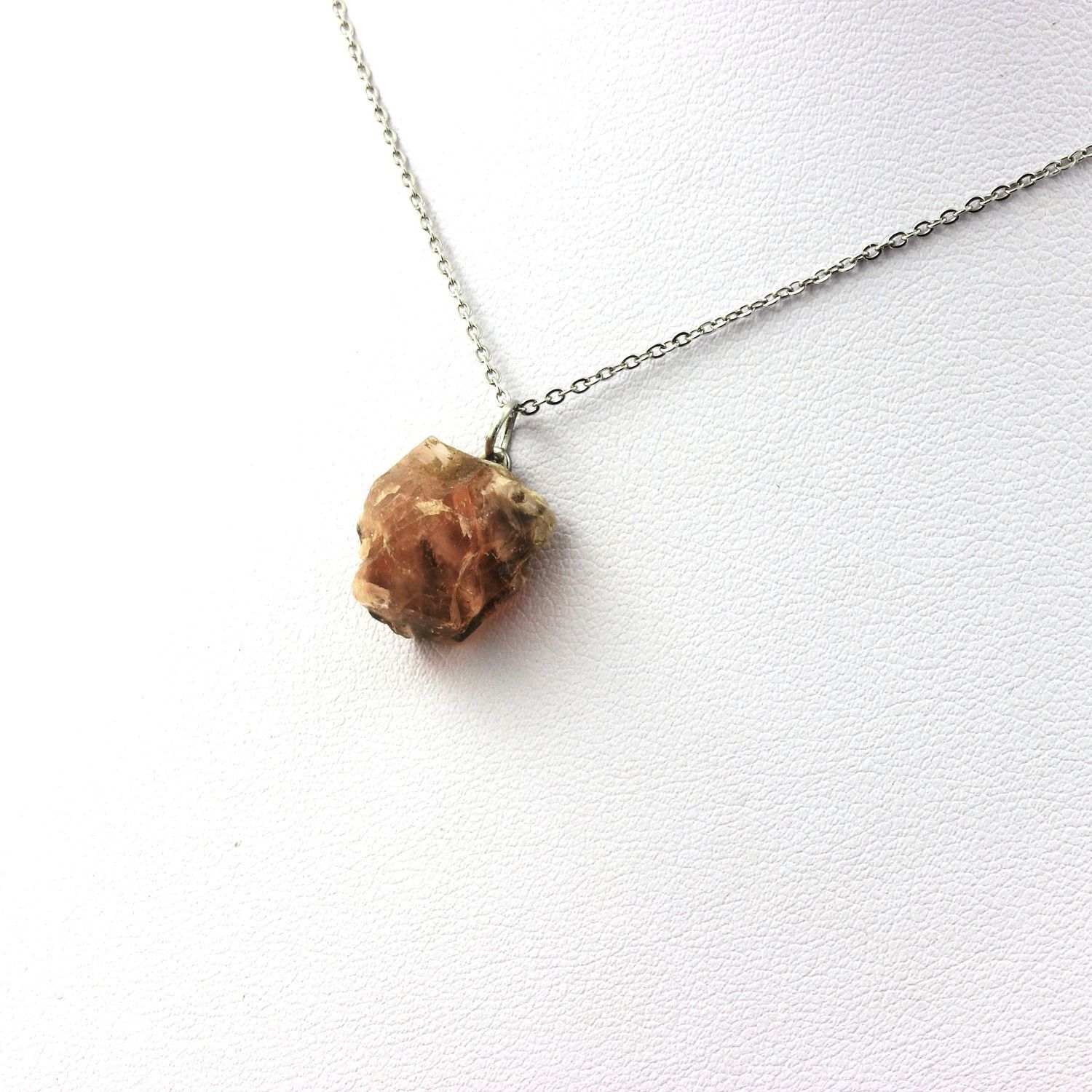 Collier fluorite rose brute du Mont-Blanc, un fragment d'éternité alpine en 17.19 ct