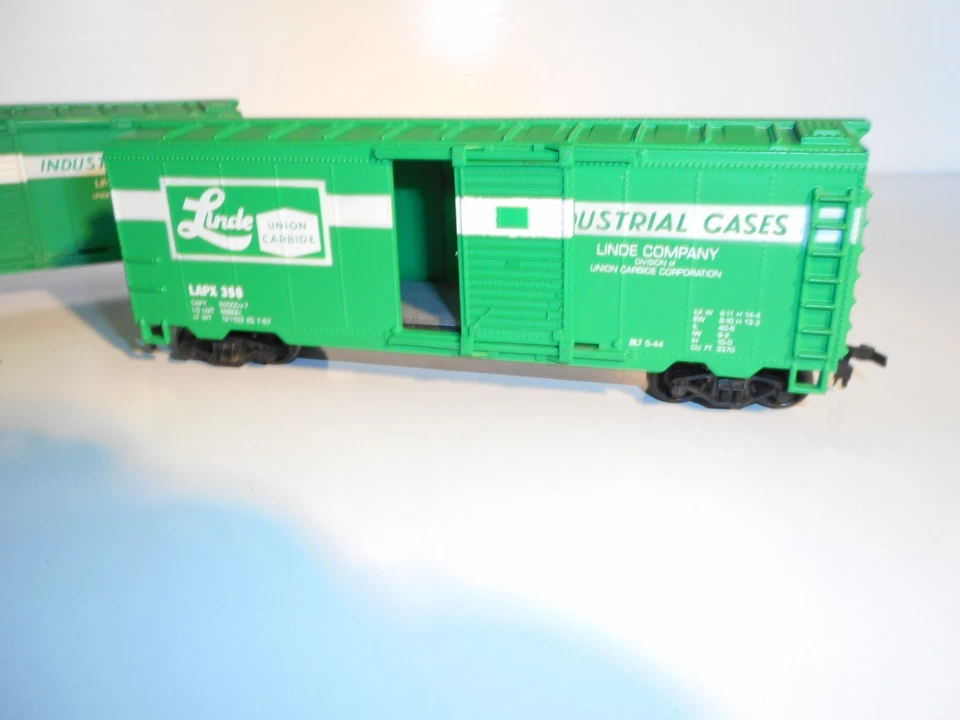 Lifelike Linde 40' boxcar x 2. V/good complete cond. HO Scale. 2 rail DC.No box - Image 2 of 4