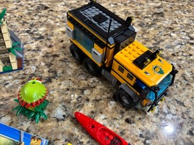 LEGO CITY: Jungle Mobile Lab (60160)