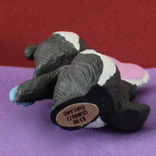 Hallmark Merry Miniature Valentine's 1993 Skunk with Heart QSM8072 NEW - Picture 3 of 3