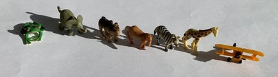 Safari Ltd Good Luck Minis Glücksminis 6 Tiere Flugzeug Gummi Pferd Frosch Zebra