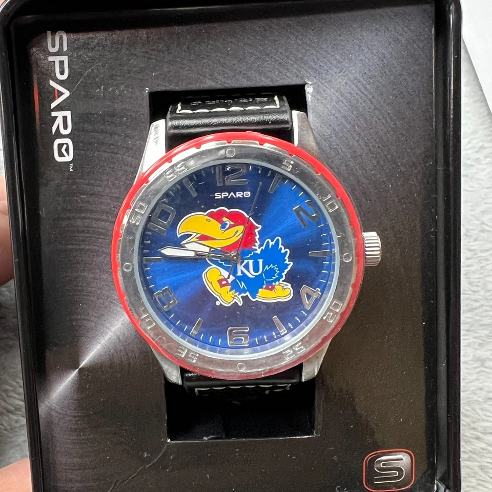 Reloj Kansas Jayhawks Sparo Sports Gambito Estilo NCAA Mercancía Oficial Foto 2 de 4