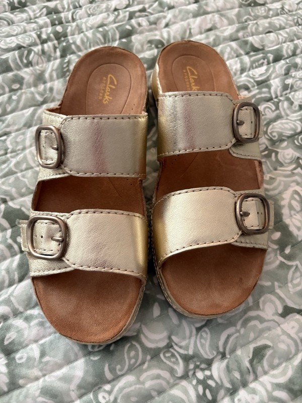 Clark’s Women’s Size 10 Gold Slip On Sandals