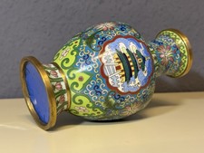 Cloisonné-Emaille-Vase aus Messing mit floralen Ornamenten und Architekturmotive