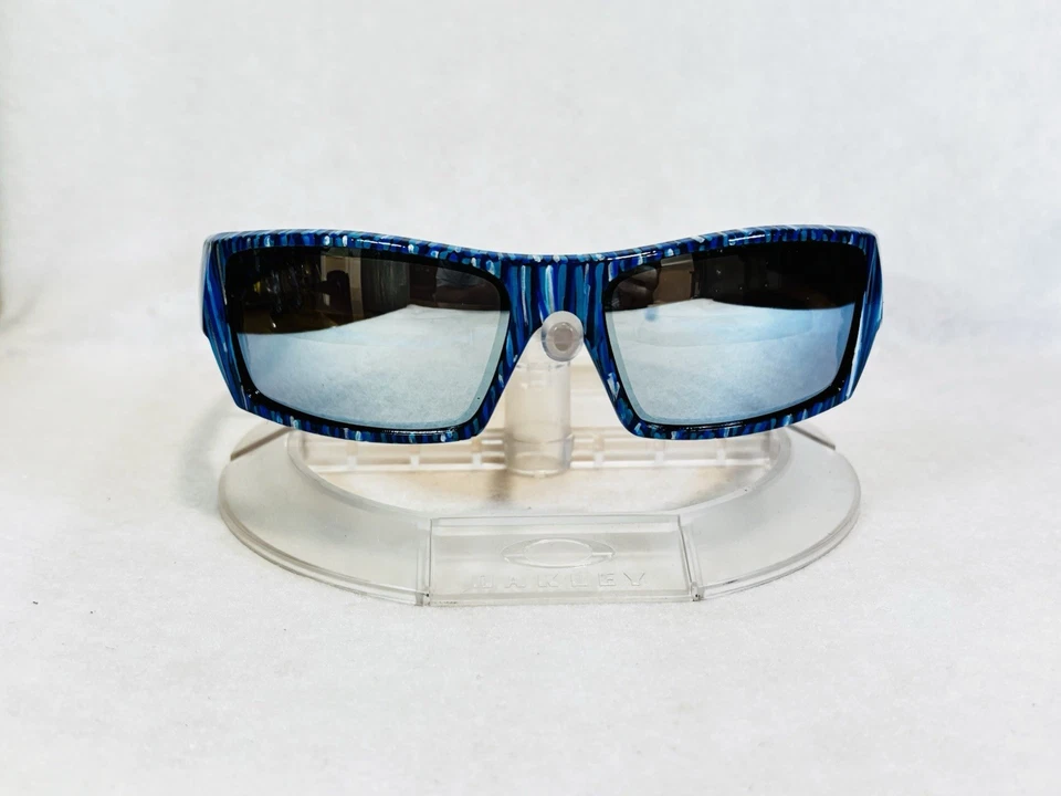 Óculos de sol Oakley Gascan personalizado listra azul com lentes espelhadas pretas cromadas - Imagem 2 de 4