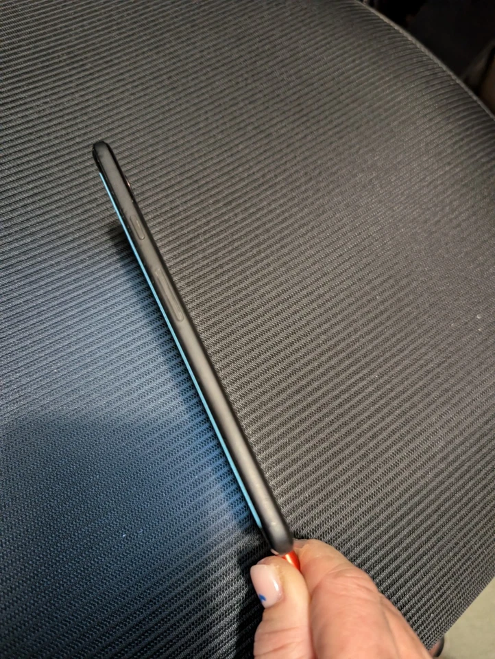 Google Pixel 2 XL Smartphone Working.  Spares Or Repair cracked screen - Image 2 of 4