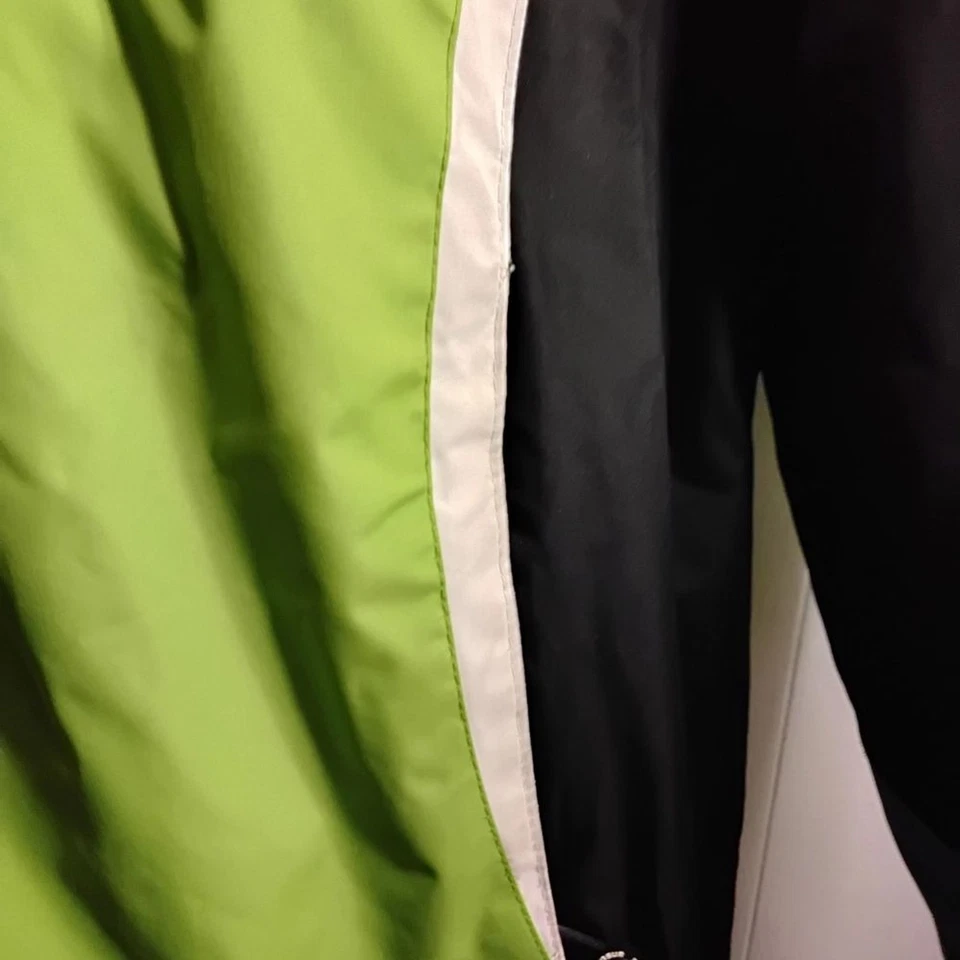 Chaqueta con capucha verde y negra Foto 3 de 4