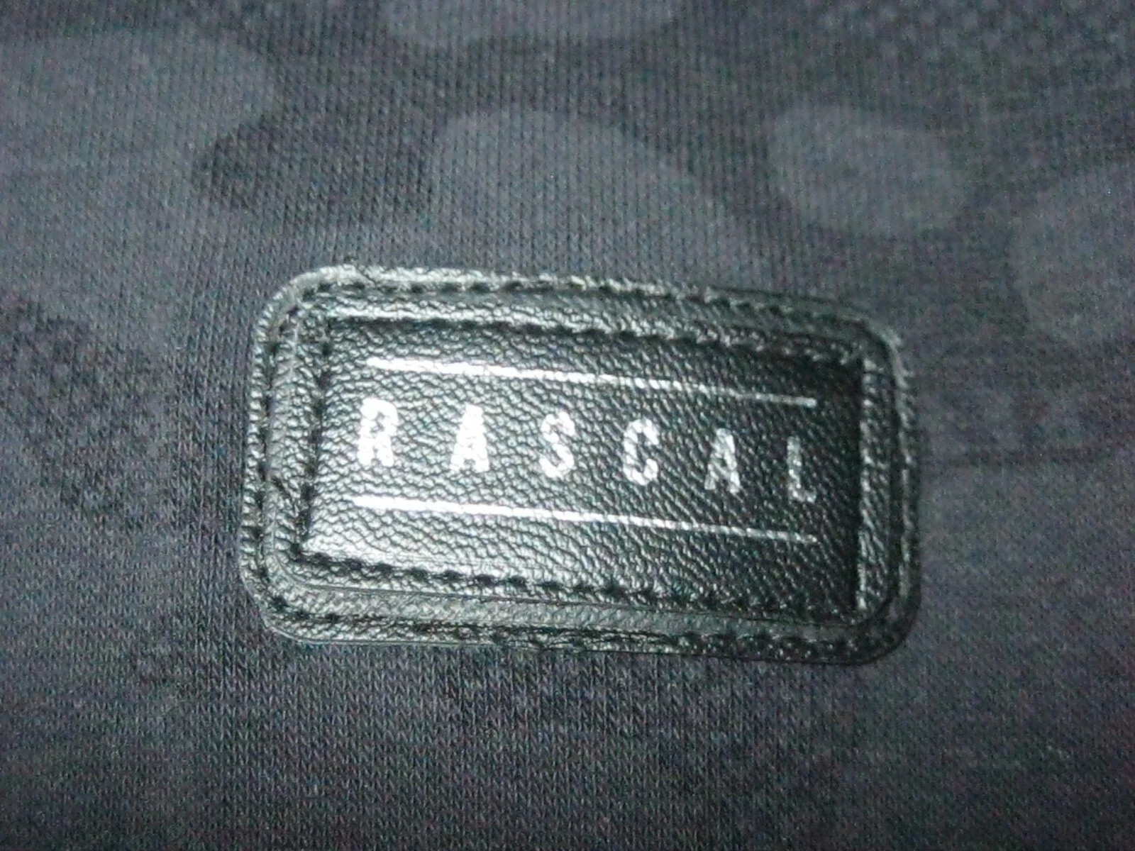 VETEMENTS ABBIGLIAMENTO MASCALZONE FELPA CON CAPPUCCIO MIMETICA CON RETRO IN PILE. Taglia LB. Circa 12 13. Nuovo senza etichette.