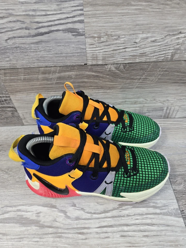 Nike LeBron Witness 5 Juvenil Talla 5Y Tenis Zapatos Con Cordones Foto 2 de 4