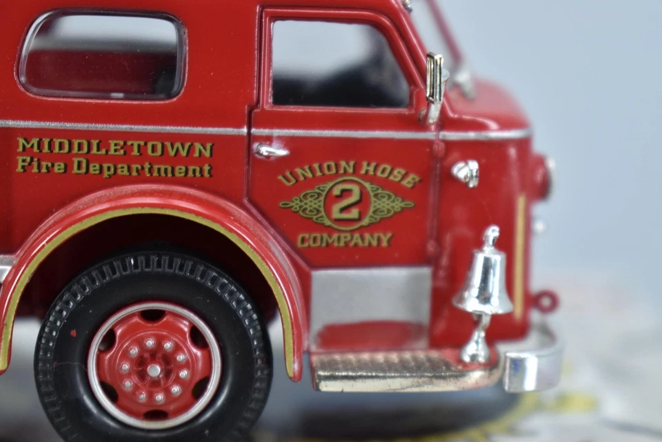 Camión de bomberos Corgi 1/50 American LaFrance serie 700 cabina cerrada nuevo en caja Foto 4 de 4