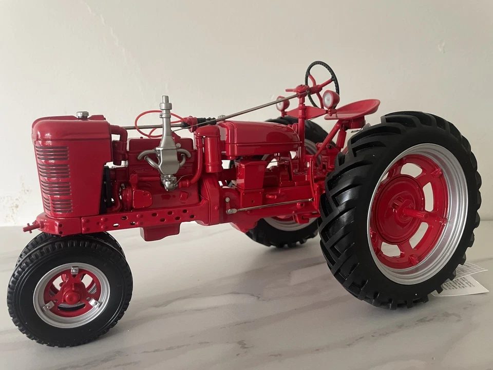 New Franklin Mint Farmall Tractor, Diecast Model H, 1:12 Scale, Red - Image 4 of 4