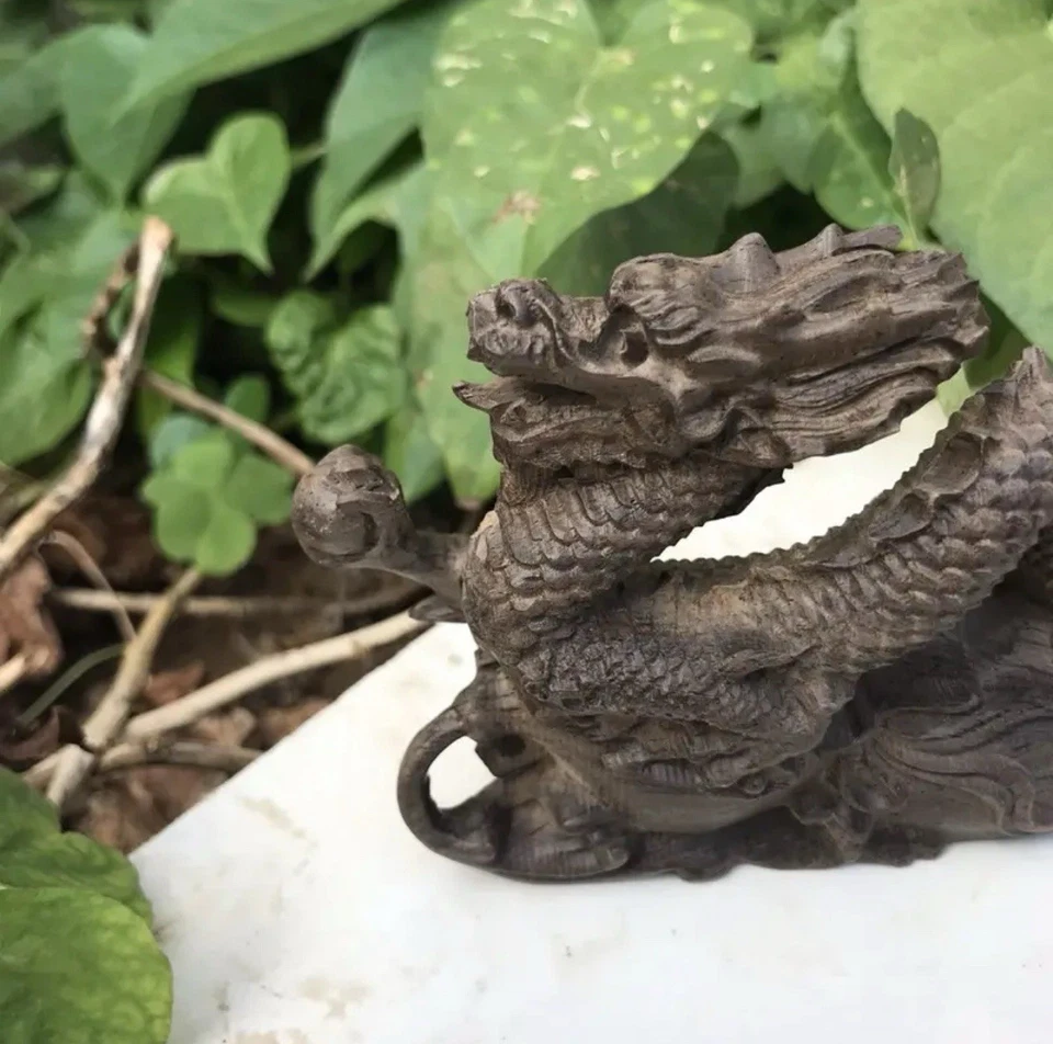 Dragón tallado en madera de agar vietnamita, una pequeña casa de escritorio Foto 3 de 4