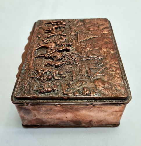 Antique 19th Century copper humidor box with decorative lid cast in deep relief. - Picture 6 of 11