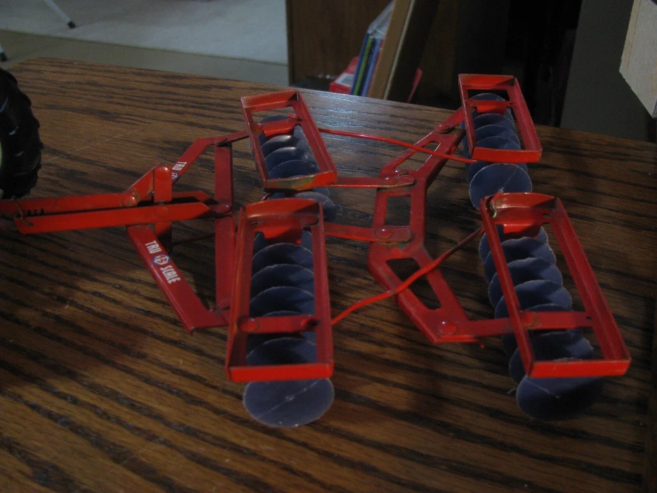 Tru-Scale Farm Tractor & Disc Plow  Red  1:16 #GRN SH - Image 3 of 4