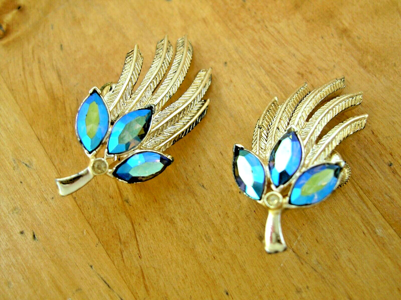 GORGEOUS CORO PAT PEND BLUE PURPLE AB RHINESTONE FEATHER GOLD CLIP EARRINGS-1.2"