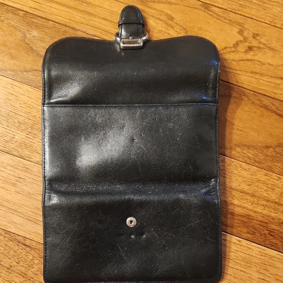 Cartera sin asas Cole Haan de cuero negro con hebilla - cuero genuino clásico Foto 4 de 4