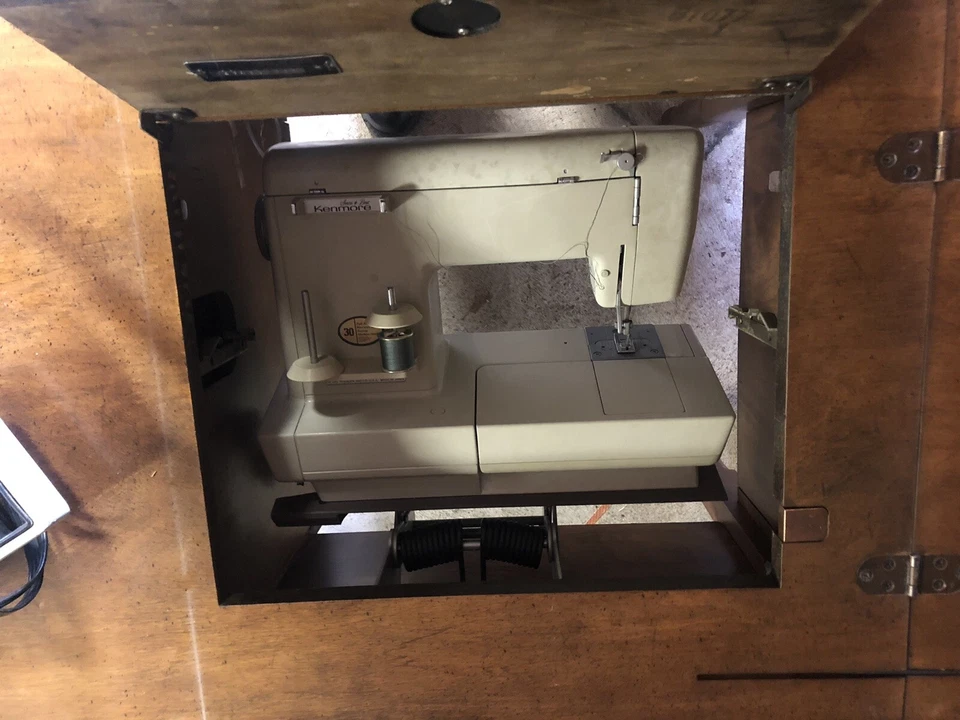 Máquina de coser Sears Roebuck con armario modelo #56696765 Foto 4 de 4