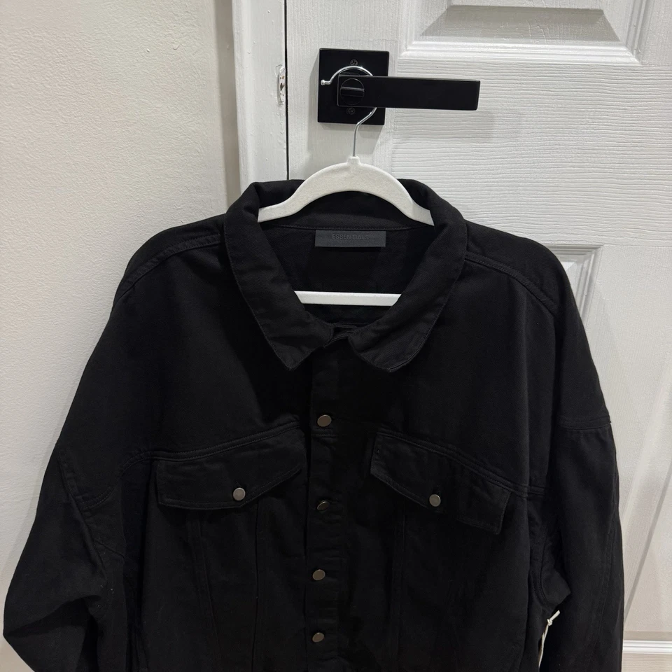 Chaqueta de mezclilla negra Fear Of God Essentials para hombre XL Foto 2 de 4