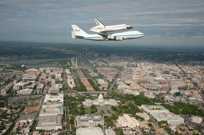 SPACE SHUTTLE DISCOVERY ABOARD CARRIER AIRCRAFT OVER DC 2012 4X6 POSTCARD PHOTO