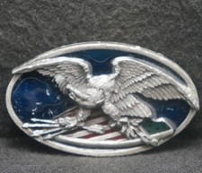 XC03163 VINTAGE 1983 BALD EAGLE ON SHIELD BIRD ANIMAL ARTWORK MENS BELT BUCKLE