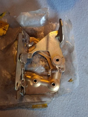 Serrure de porte arrière Gauche Peugeot 204/304 - Réf 913720 - Photo 1/4