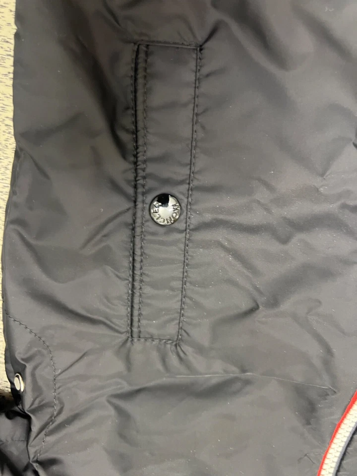 PRE-OWNED MONCLER SHORTBLACK HOODED RAINCOAT URVILLE FOR BOYS 4 YEAR 104CM - Image 4 of 4