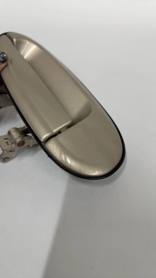 Ручка задней наружной двери 1999-2007 Ford Taurus под правую руку окрашена в желтовато-коричневый/золотой цвет - Изображение 2 из 4