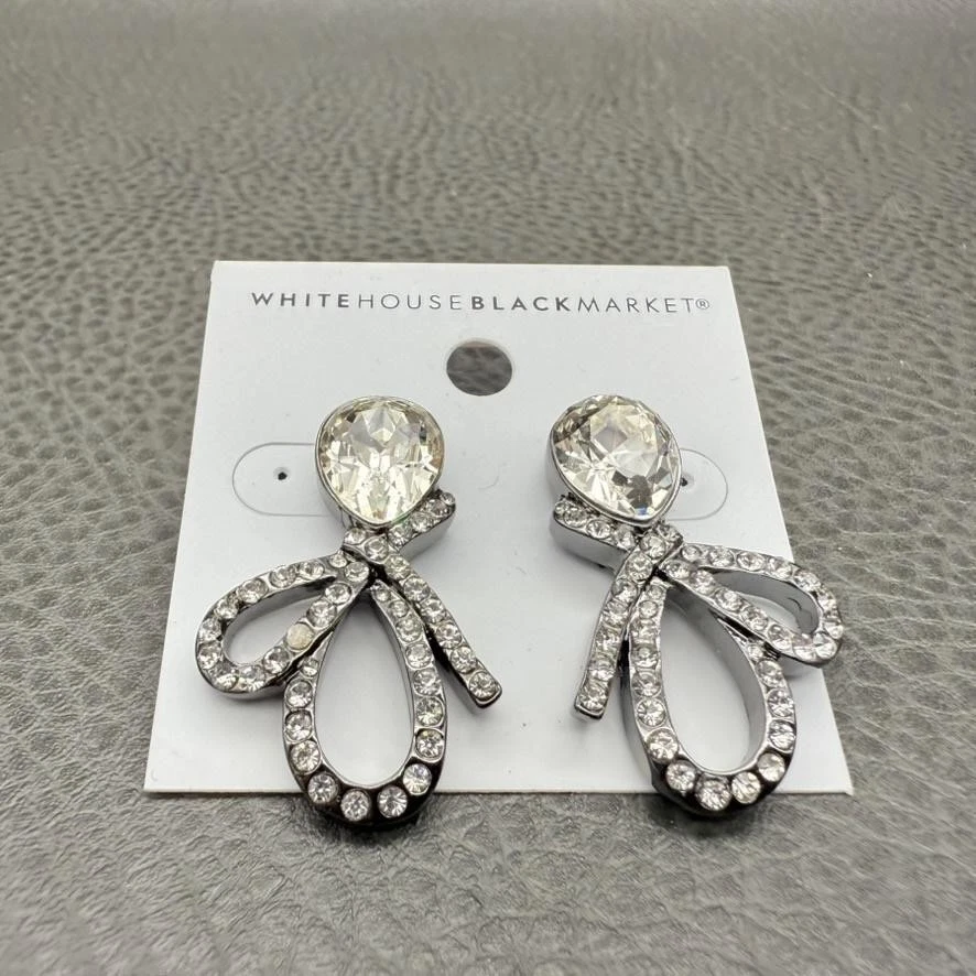 Pendientes con lazo de cristal del mercado negro de la Casa Blanca para mujer tachuelas con estrás tono plateado Foto 3 de 4