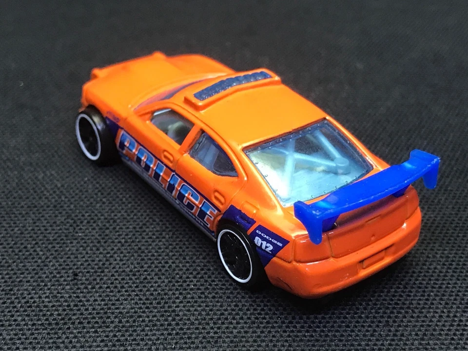 Dodge Charger Drift Police escala coleccionable Hot Wheels 1:64 Foto 3 de 4