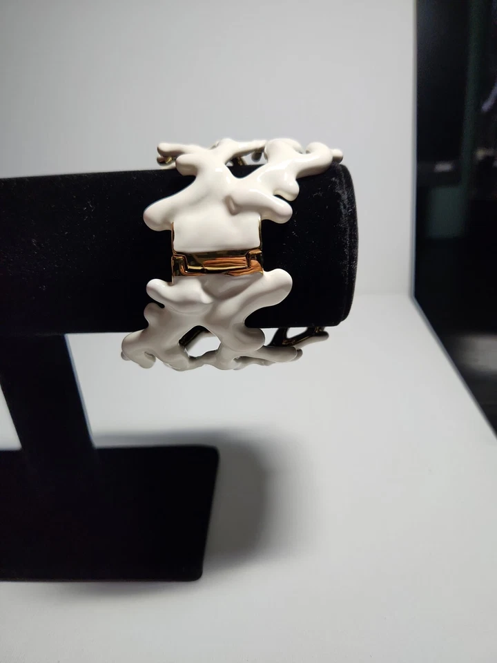 Манжета Kenneth Jay Lane белая керамическая белая и золотистая - Изображение 2 из 3