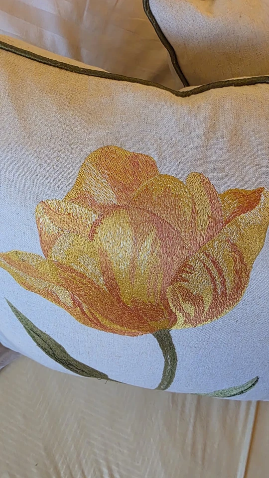 Safavieh 刺绣黄色郁金香羽绒枕头 2 件套 — 第 4/4 张图片