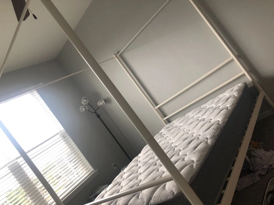 Cama con dosel de metal Mainstays, Queen, blanca viene con colchón  Foto 3 de 4