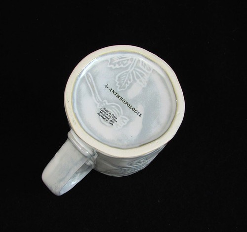 Anthropologie grau weiß Kaffeetasse Tasse geprägt Blumen Mohn Design - Bild 4 von 5