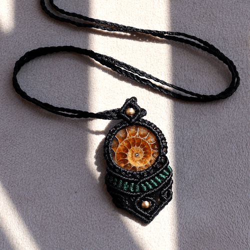Antica Spirale Saggezza ~ Collana Gemma Macramè Fossile Ammonite Naturale Tessuto a Mano - Foto 3 di 10