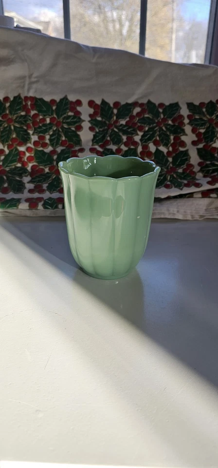 Taza de café festoneada de vidrio con leche de jadeíta The Pioneer Woman  Foto 3 de 4